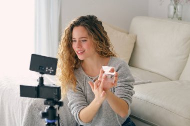 Göz falı paleti olan güzel bir bayan blogcu güzellik blogu için evdeki kozmetikler hakkında özel ders videosu kaydediyor.
