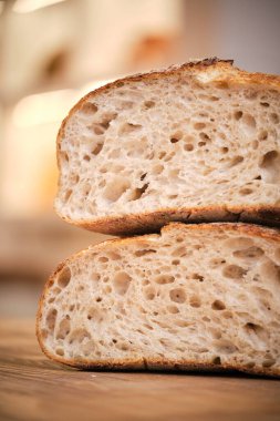 Ahşap bir arka planda doğal ışıkla kırsal ekmeğin natürmort fotoğrafı. - Evet. Yüksek kalite fotoğraf