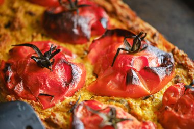 Kırmızı kabuklu parlak domatesli lezzetli vejetaryen ekmeği.