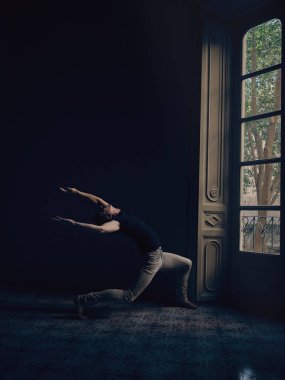 Adamın arkaya doğru eğildiğini ve kollarını kapıya doğru kaldırdığını görüyorum.