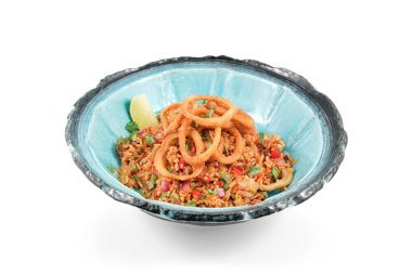 Çin usulü kızarmış pirinçli, bol yağda kızartılmış kalamar halkaları ve beyaz arka planda limon dilimleri ile servis edilen restoran kasesi.