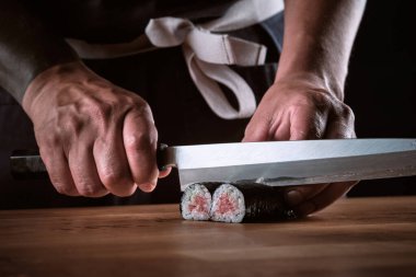 Erkek shushi adam elleri farklı Makis parçaları hazırlıyor.