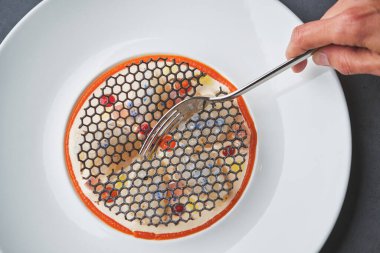 Lezzetli mürekkep balığı carpaccio, zarif mürekkep balığı rendeliyor.