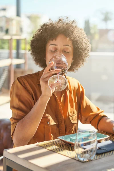 Mujer Negra Adulta Con Peinado Afro Bebiendo Vino Tinto Vidrio —  Fotos de Stock