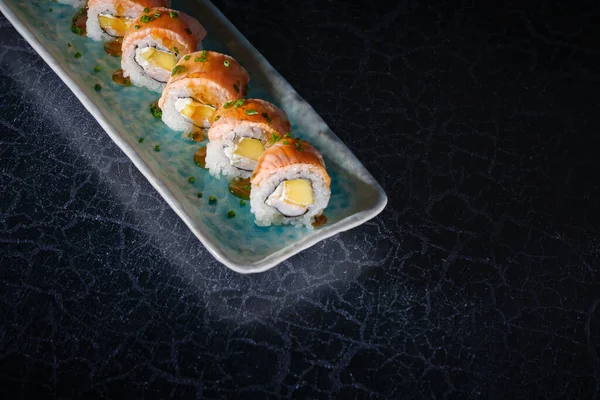 Van Boven Uit Heerlijke Uramaki Sushi Broodjes Met Verse Zalm — Stockfoto