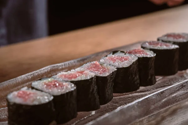 ご飯と新鮮なクロマグロと寿司のおいしい作品 — ストック写真