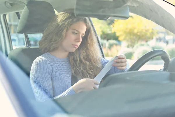 Orolig Ung Kvinnlig Förare Casual Wear Sitter Bilförare Säte Och — Stockfoto