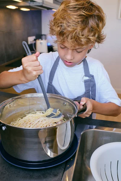 Niño Atento Con Espátula Mezclando Deliciosa Pasta Con Salsa Maceta — Foto de Stock
