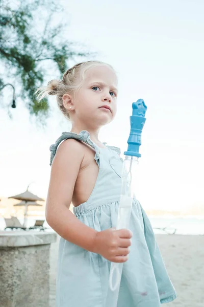 Vista Laterale Adorabile Bambina Abito Possesso Bottiglia Plastica Bolle Sapone — Foto Stock