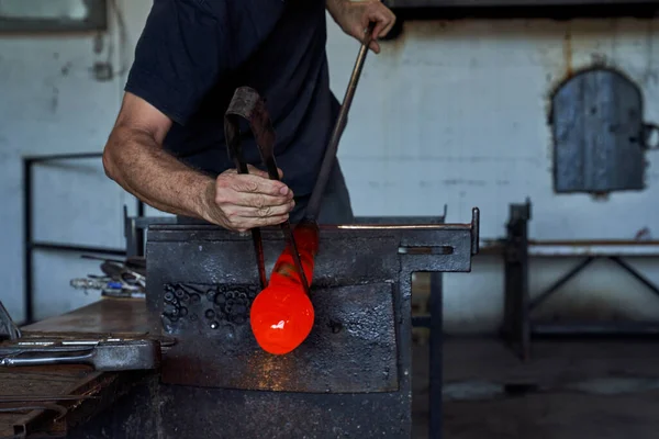 工場でマルバー上の金属ジャックを使用してホッカ花瓶を形成するプロフェッショナルな認識できない男性ガラスミス — ストック写真