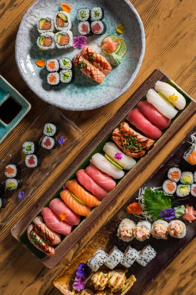 Ovanifrån Läckra Diverse Traditionell Japansk Sushi Och Rullar Med Färsk — Stockfoto
