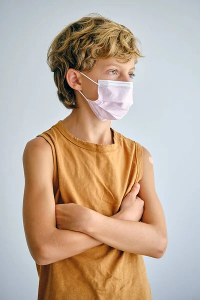 Niño Soñador Con Máscara Médica Camiseta Con Brazos Cruzados Cabello —  Fotos de Stock
