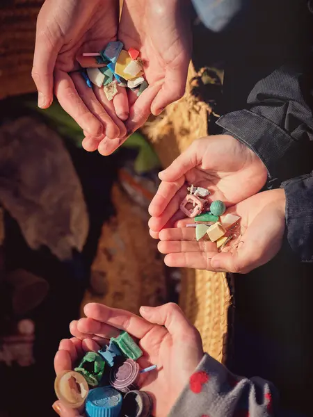 Hasat Çantasının Üzerinde Plastik Parçaları Tutan Isimsiz Insanların Ellerinin Üst — Stok fotoğraf