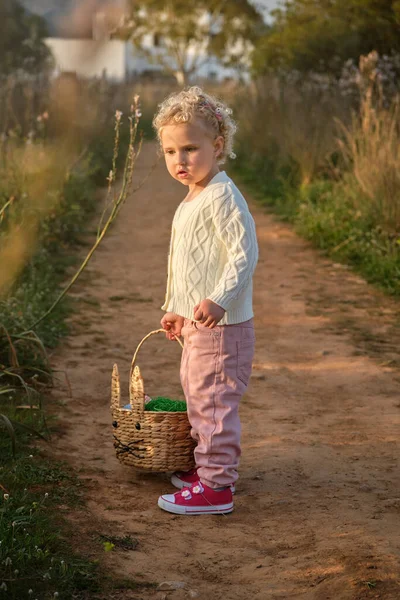 Πλευρική Άποψη Αξιολάτρευτο Κοριτσάκι Κομψά Ρούχα Μεταφέρουν Ψάθινο Καλάθι Και — Φωτογραφία Αρχείου
