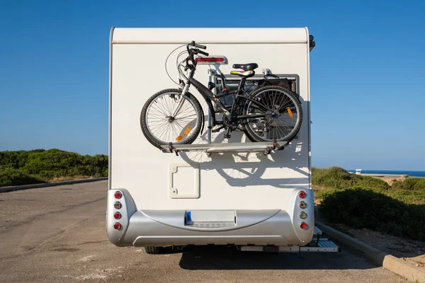 Contemporary Camper Bikes Rack Driving Asphalt Road Cloudless Blue Sky — Stock Photo, Image