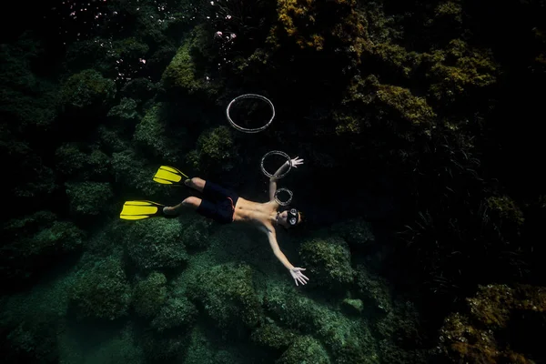 Visão Superior Corpo Inteiro Mergulhador Masculino Anônimo Roupa Mergulho Nadando — Fotografia de Stock