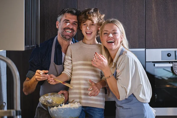 Modern Rahat Bir Mutfakta Tatlı Yaparken Gülümseyen Insanlar Evde Kameraya — Stok fotoğraf