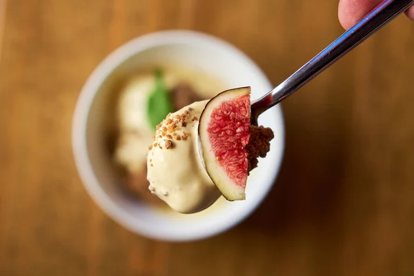 Spoon Fig Grabbed Dish Prickly Pear Mousse Gofio Crumble Served — Stock Photo, Image