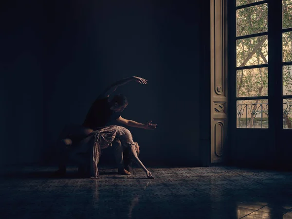 Полное Тело Гибкой Балерины Лежащей Коленях Танцовщицы Время Исполнения Танца — стоковое фото