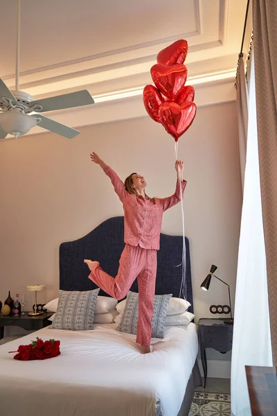 Çıplak Ayaklı Pembe Pijamalı Içi Kırmızı Kalp Şeklinde Balonlar Yatağa — Stok fotoğraf