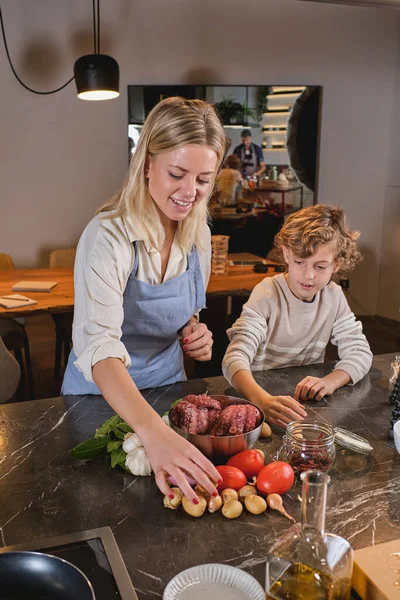 Glimlachende Moeder Met Zoon Nemen Van Tafel Met Rijpe Tomaten — Stockfoto