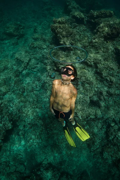 Corpo Inteiro Menino Sem Camisa Máscara Snorkel Nadadores Nadando Através — Fotografia de Stock