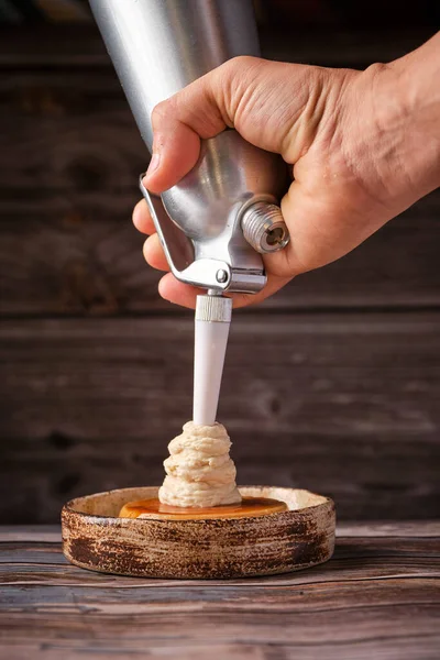 Mano Chef Anónimo Vertiendo Crema Batida Sobre Delicioso Pastel Queso — Foto de Stock