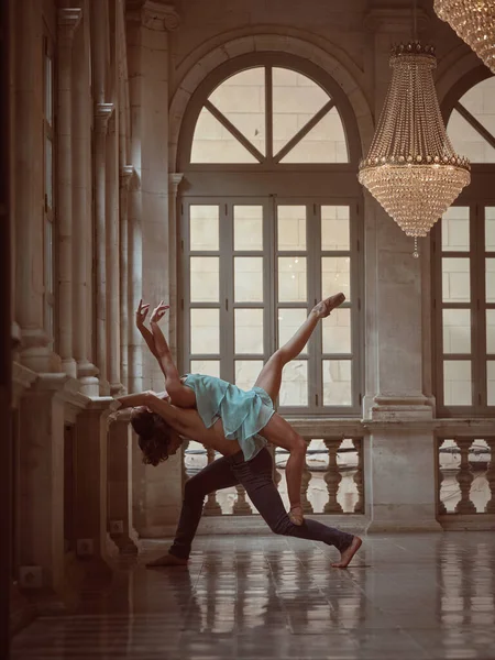 Sivri Uçlu Ayakkabılı Kadın Dansçının Geniş Salonda Kollarını Bacaklarını Açarken — Stok fotoğraf