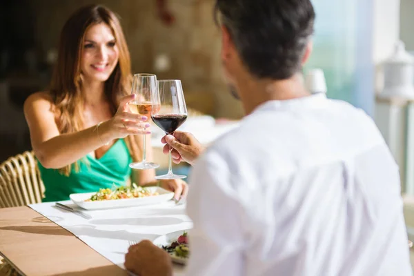 Zarif Giyinmiş Birbirine Bakıp Gülümseyen Salatalarla Masada Oturmuş Randevu Sırasında — Stok fotoğraf