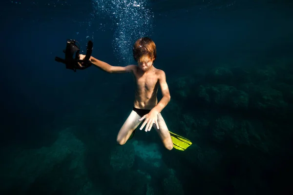 シャツレスティーンエイジャーのフルボディ 閉じた目で手でダイビングの海底でシュノーケリングマスクとスリッパで男 — ストック写真