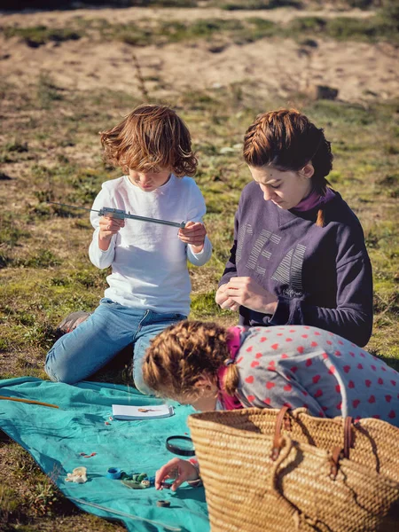 Teenage Ecology Activists Measuring Sorting Picked Pieces Waste Plastic Nature — Stock Photo, Image