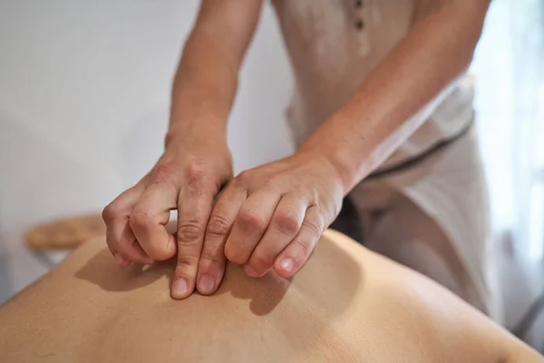Unerkennbare Masseurin Uniform Bei Der Massage Für Männliche Kunden Während — Stockfoto