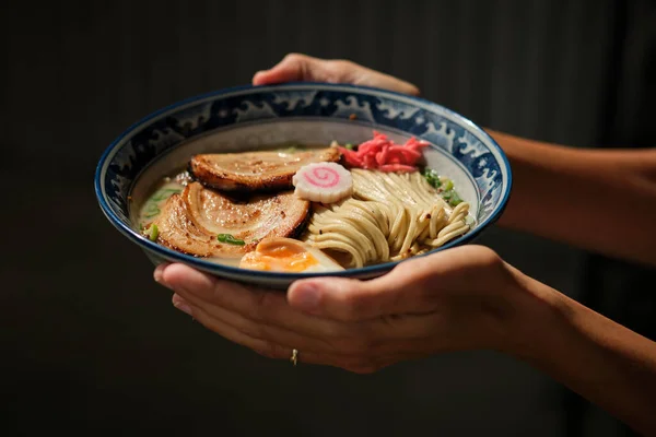 High Angle Unrecognizable Female Demonstrating Bowl Delicious Ramen Sunlight Lunch — Stock Photo, Image