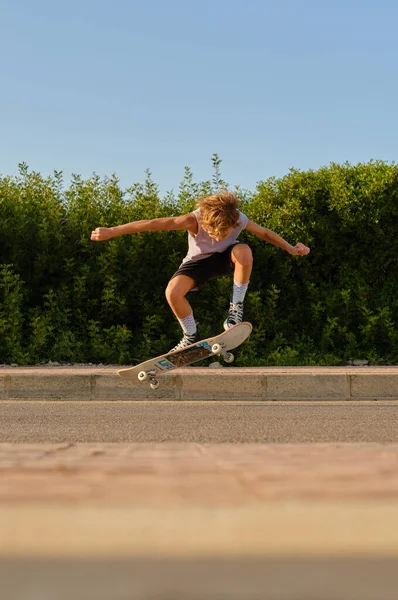 Cooler Frühchen Springt Mit Skateboard Über Straße Und Zeigt Trick — Stockfoto