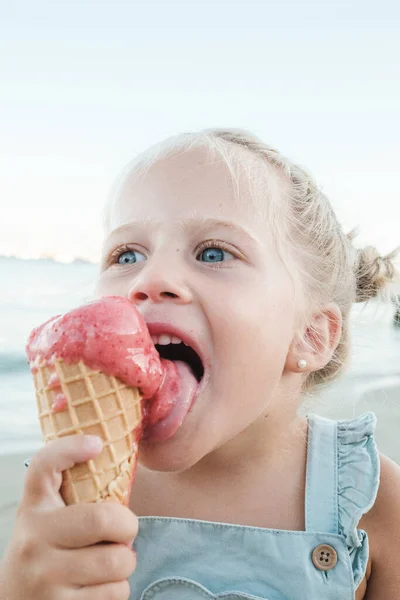 Tatlı Çocuk Tatlı Dondurma Yerken Ağzını Açıyor Yaz Mevsiminin Bulanık — Stok fotoğraf