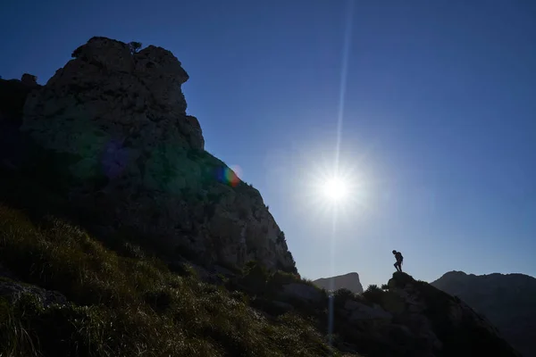Silhouette Eines Männlichen Wanderers Auf Einem Grasbewachsenen Hügel Der Nähe — Stockfoto