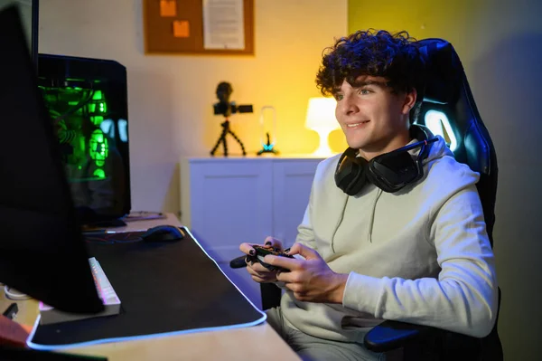 Összpontosított Mosolygós Fiatal Férfi Nézi Képernyőn Számítógép Miközben Asztalnál Játék — Stock Fotó