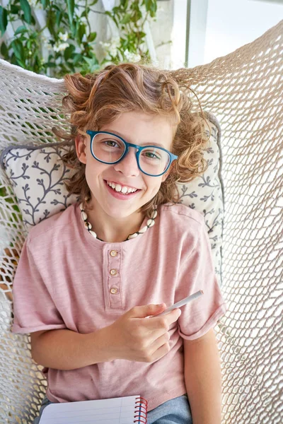 Šťastné Dítě Brýlích Usmívá Dívá Kameru Zatímco Odpočívá Houpací Síti — Stock fotografie