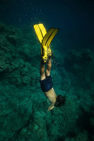 Tiro Subaquático Alto Ângulo Menino Irreconhecível Nadadeiras Amarelas Nadando Debaixo — Fotografia de Stock