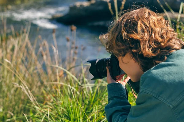 Çimenli Kıyılarda Fotoğraf Makinesiyle Fotoğraf Çeken Çocuğun Yan Görüntüsü Bulanık — Stok fotoğraf