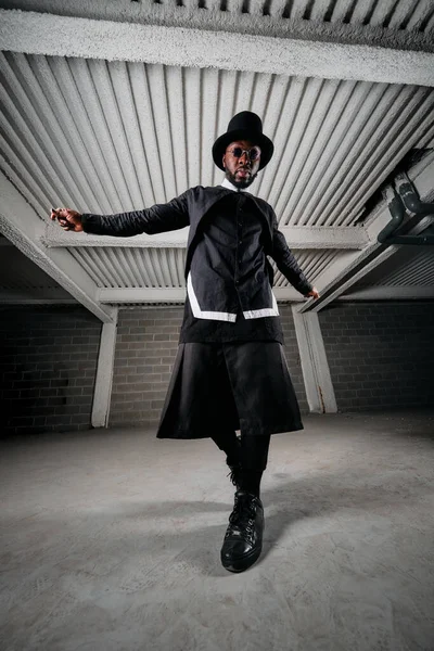 Tieffliegender Ganzkörper Eines Afroamerikanischen Männlichen Hip Hop Tänzers Extravagantem Schwarzen — Stockfoto