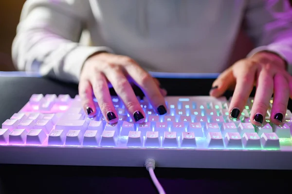 Человек Сидя Рядом Монитором Пальцами Отражающей Клавиатуре Время Игры — стоковое фото