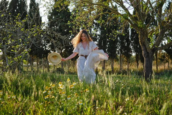 茂密的夏季公园 全长敏感的女性穿着白色的玛西太阳衣漫步在翠绿的草地上 — 图库照片