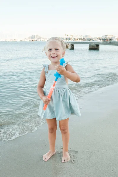 Corpo Pieno Adorabile Bambina Abito Blu Con Bottiglia Bolle Sapone — Foto Stock