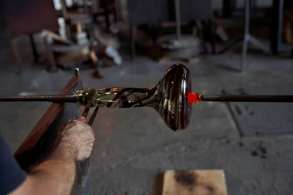 Glassblowing 공장에서 일하는 Blowpipe를 사용하여 Glass Hookah 꽃병을 만드는 과정에서 — 스톡 사진