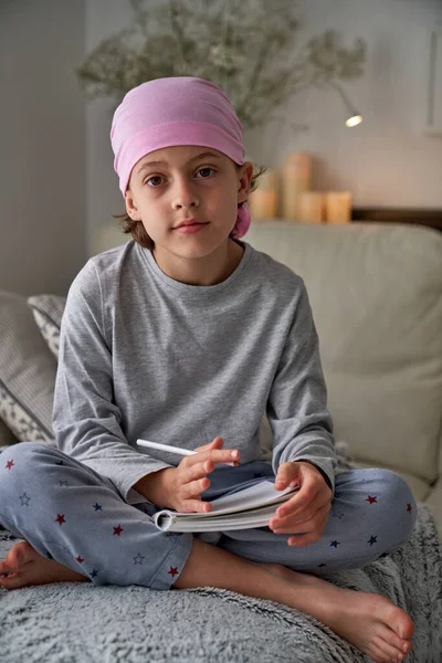 Chlapec Noční Košili Růžová Šála Pro Zvýšení Povědomí Rakovině Prsu — Stock fotografie