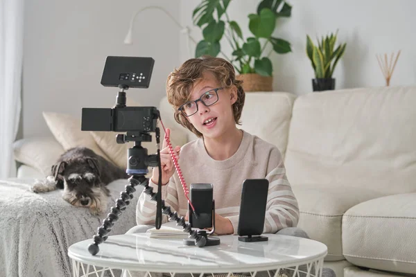Creativo Video Registrazione Bambini Blog Online Utilizzando Attrezzature Professionali Mentre — Foto Stock