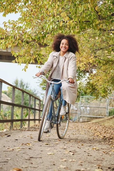 Ganzkörper Afroamerikanerin Mit Lockigem Haar Lässiger Kleidung Beim Fahrradfahren Herbsttag — Stockfoto