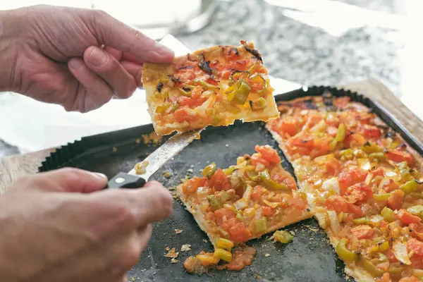 Oříznout Anonymní Kuchař Drží Plátek Lahodné Domácí Pečené Pizzy Zatímco — Stock fotografie
