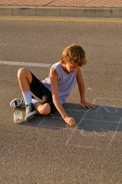 Ятнадцять Хлопчиків Малюють Ковдра Крейдою Асфальтній Дорозі Літній Вечір Вихідні — стокове фото